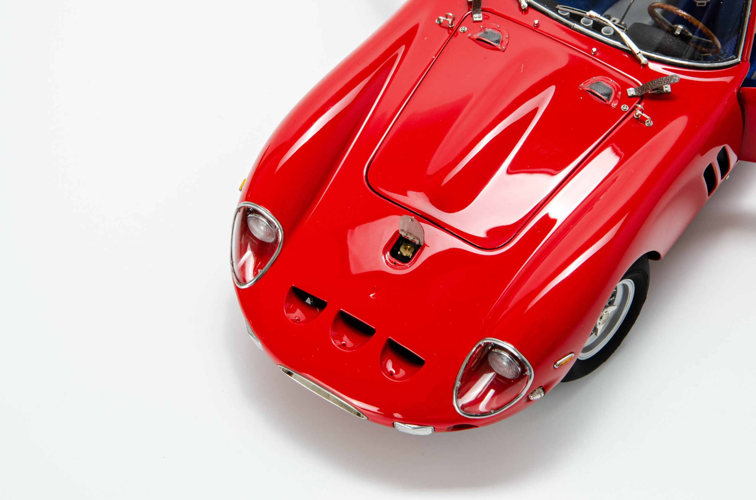 Martisan Ferrari 250 GTO Rosso Corsa AL mit Kupferkarosserie one of 199 – 1/18 – Bild 9